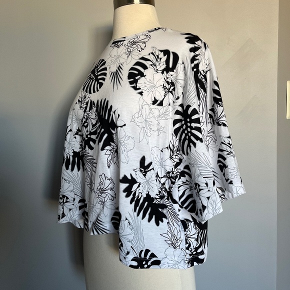 Puma Fashion Exotic Leaves Hawaii Floral White Cropped Boxy Relaxed Tee Top Larg - Picture 8 of 10